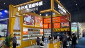 啤酒類展臺門頭如何通過不同材質(zhì)做出設(shè)計感